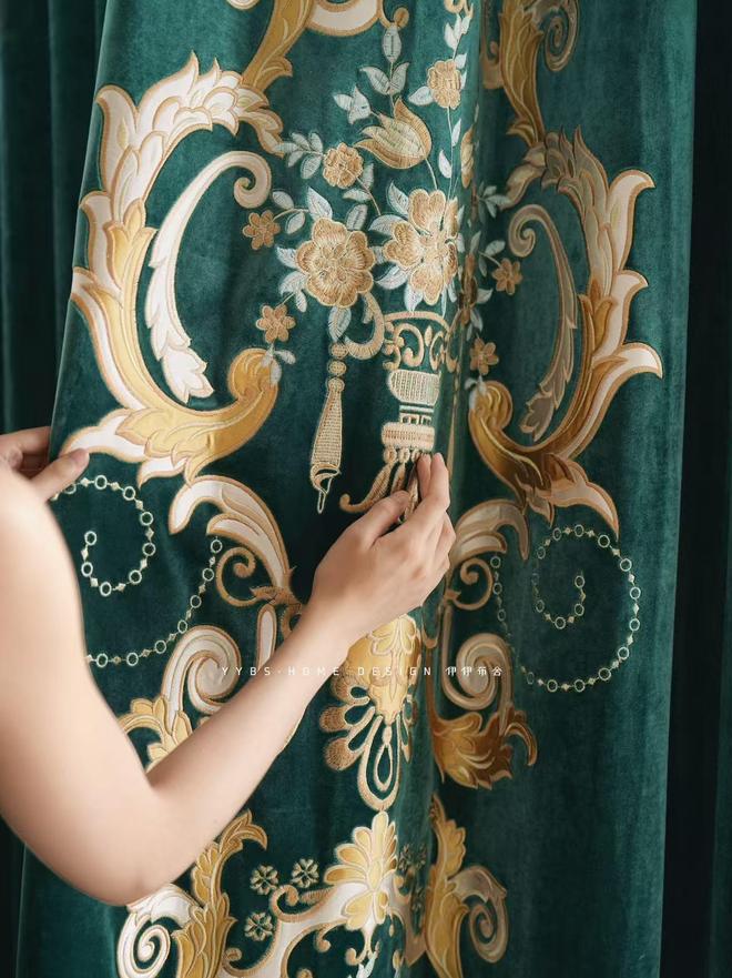 4”系列于法式刺绣中加冕别墅生活尊龙凯时网站伊伊布舍“王者绒耀(图4)